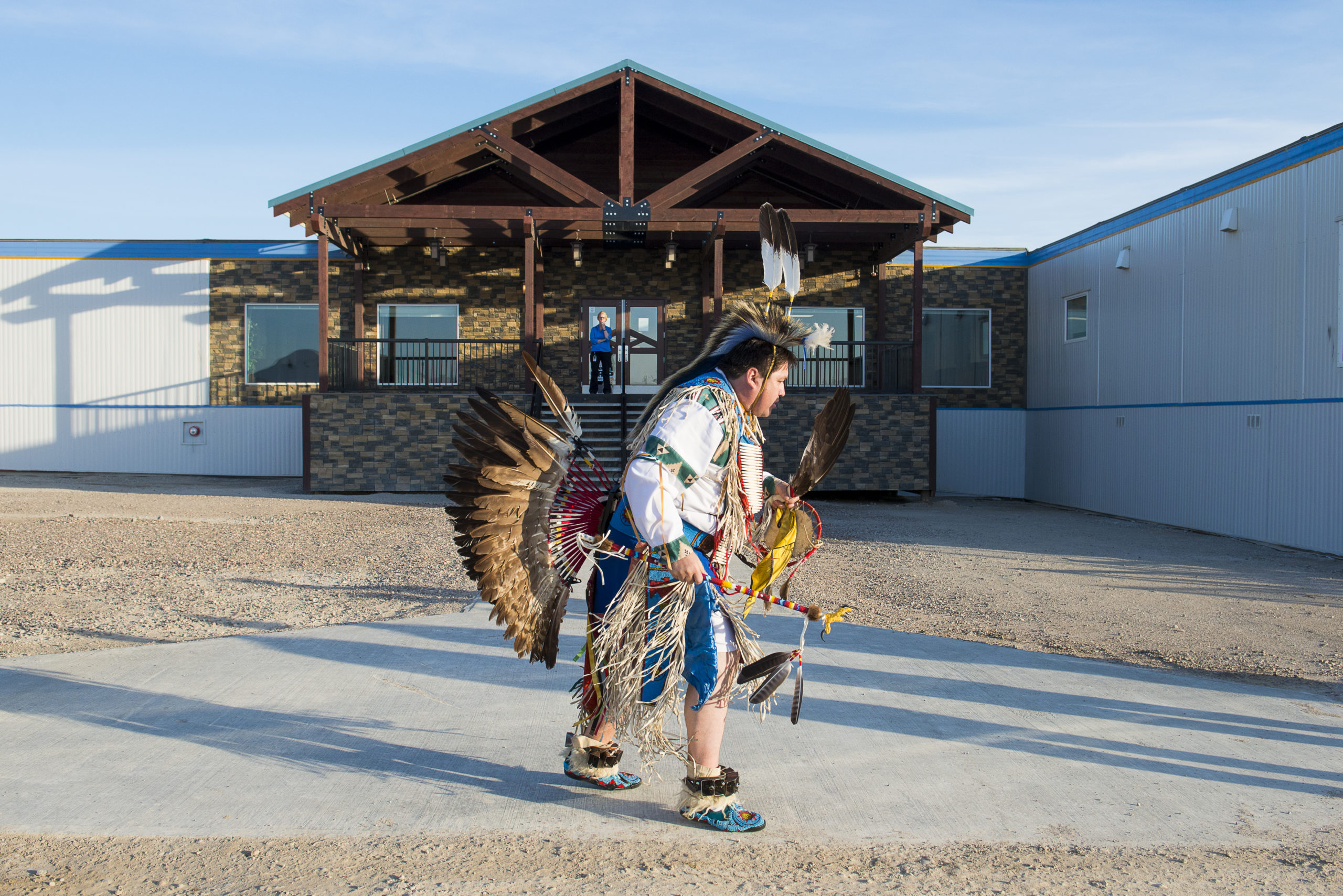 Une personne autochtone debout à l’extérieur d’un bâtiment