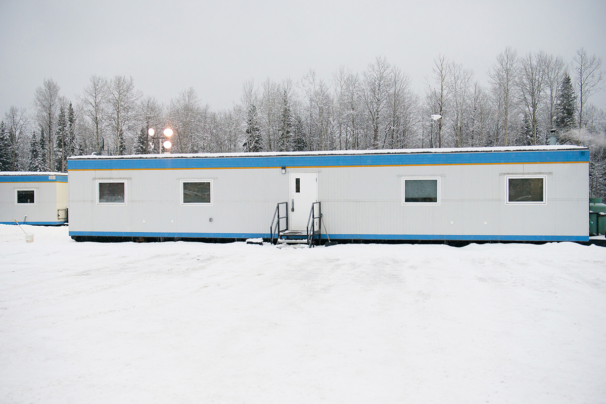 Une prise de vue extérieure d’un pavillon avec de la neige et des arbres