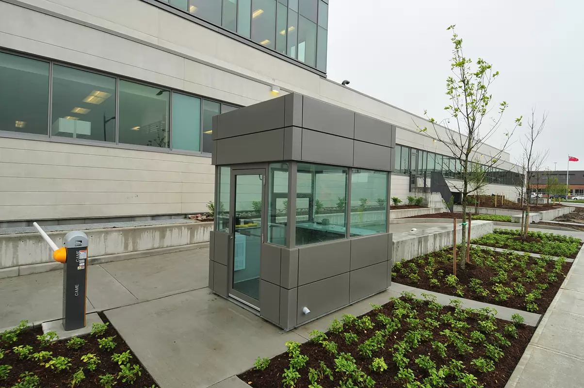 Un jardin entretenu à l’extérieur d’un immeuble d’entreprise