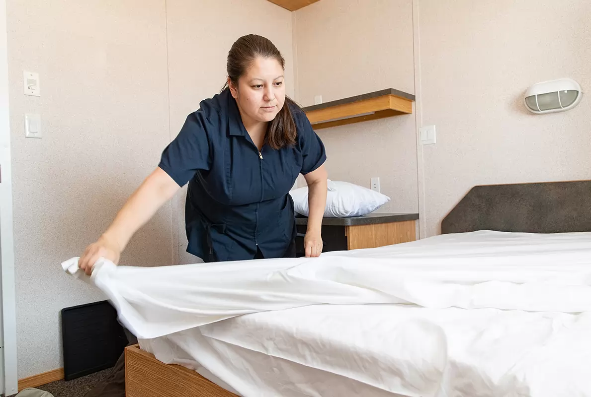 Une femme qui fait un lit