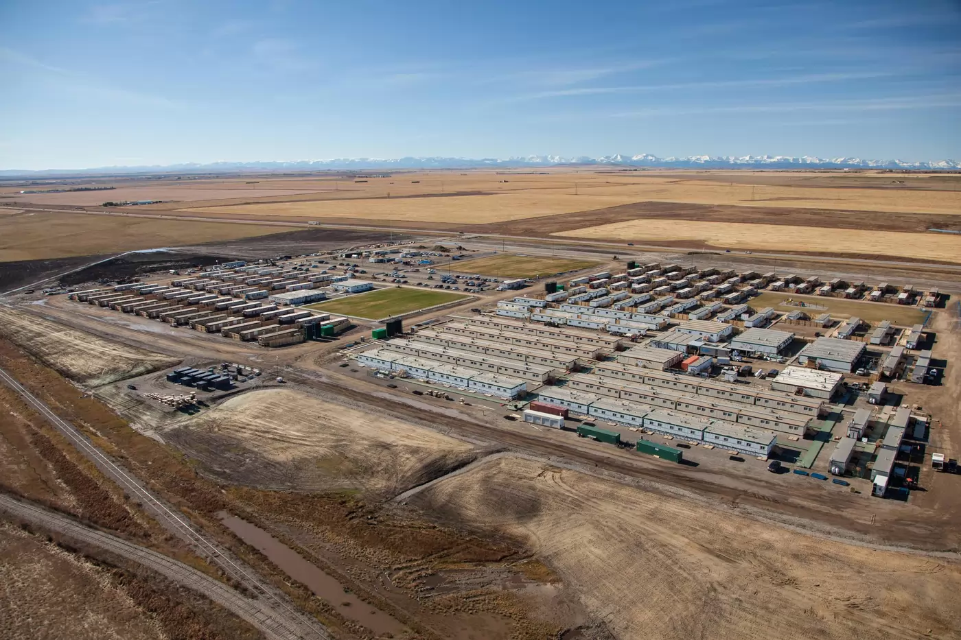 Une vue aérienne de l’extérieur d’un camp d’urgence